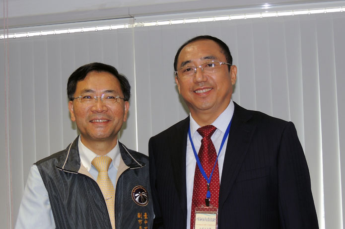 李长云主席与台中市副市长蔡炳坤合影