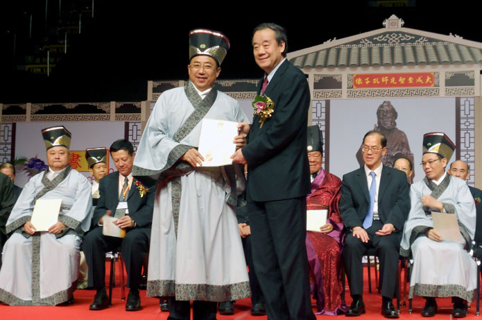 李长云主席受邀成为香港孔教学院永远荣誉院长，并与国家宗教事务局赵建政司长合影